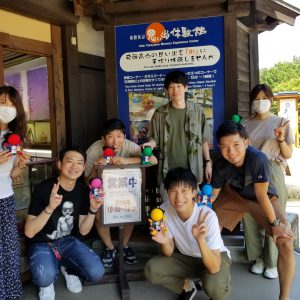 職場の仲間たちで仲良くさるぼぼ作り！