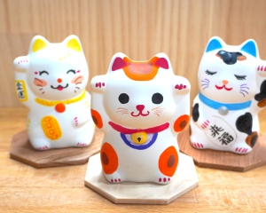 招き猫の絵付け【八角形の台座付き】